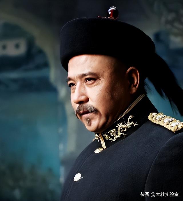 袁世凯的真实老照片：穿龙袍坐龙椅接受朝拜	，姨太太确实漂亮！