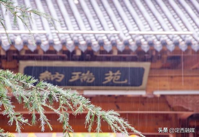 在卧龙湾水镇，听一场秋天的雨~