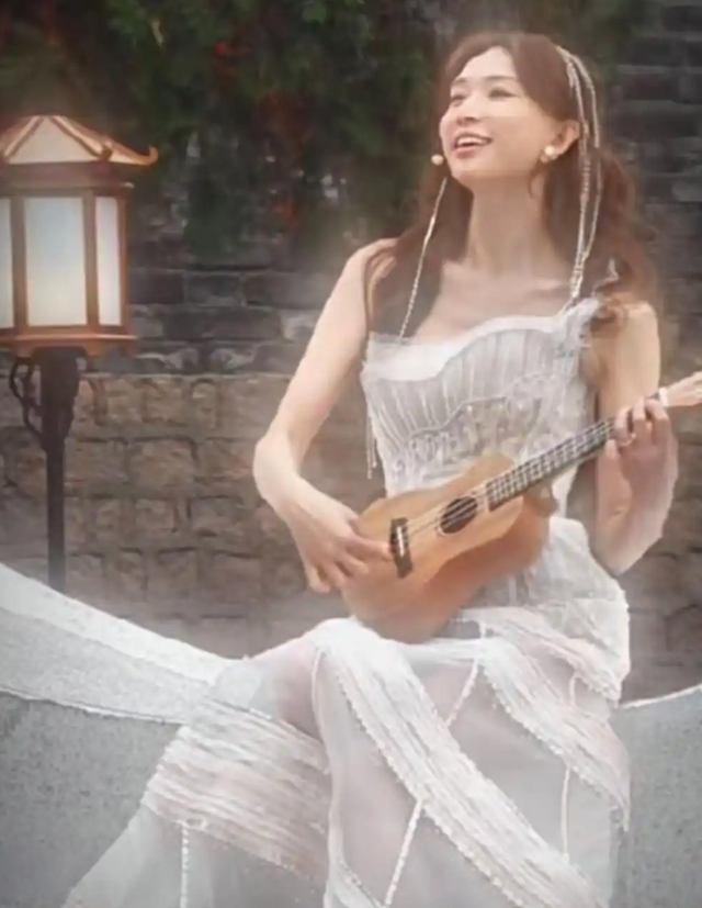 从模特到影后，宅男女神嫁给日本人，50岁林志玲彩排秋晚宛如少女
