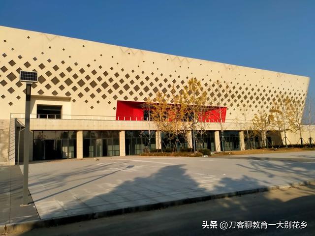 魅力麻城：位于城东滨河新区的麻城市文体中心新貌