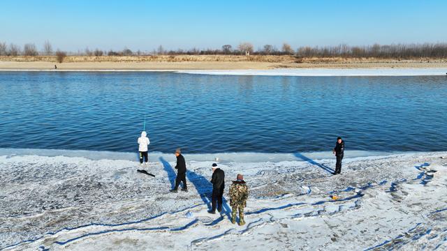 寒冬里的灵动景致！黑龙江兰西县城南呼兰河橡胶坝现“活水瀑布”