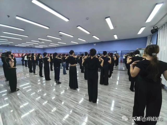 九色甘南香巴拉旅游艺术节：“志愿红”与“礼仪风”共绘靓丽画卷