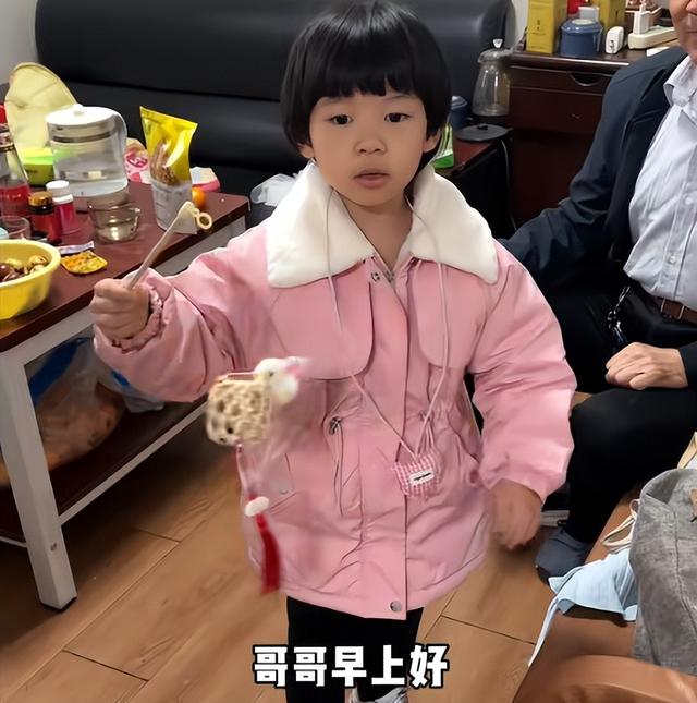 小天赐	，终为父母当年的“冲动”买了单，年仅6岁活得不像个小孩