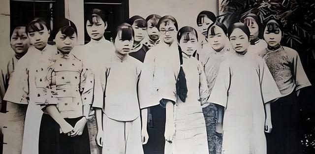 1915年，军阀王德庆娶了15岁的少女当妾室，两年后王德庆身亡