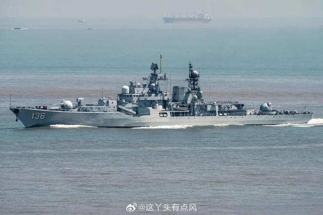 真开火了！日媒爆料：日本驱逐舰入侵中国领海，中国军舰连开两炮警告！