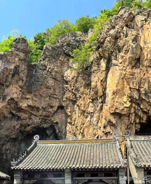 辛柏青带17岁女儿寺庙祈福！父女俩一直牵着手，李乃文也陪着好友