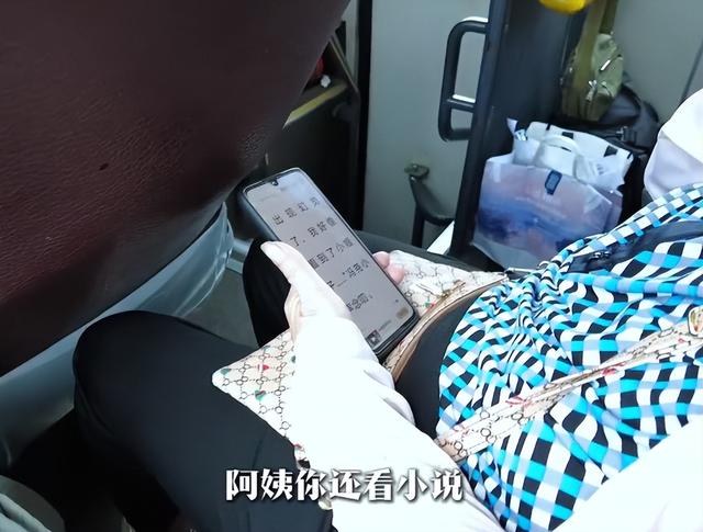 湖北小伙报老年旅行团，大妈在车上当众大便，全车被熏得捂鼻干呕