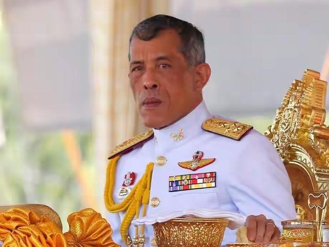 连国丧都顾不上了！泰国王打破常规访华，他们实在是撑不住了