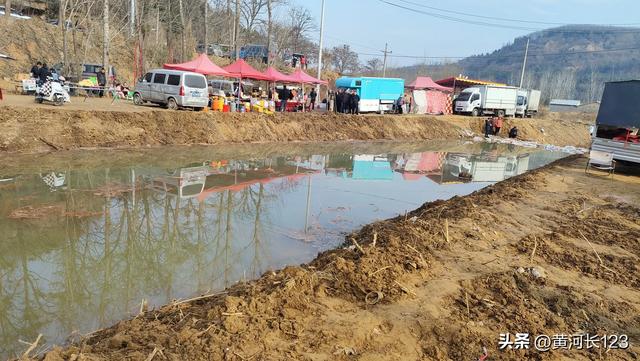 李园温泉最近火了,还真有点神奇,水温在30度左右