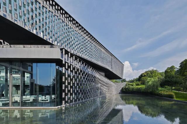 探秘新场景 | 跟着演员黄轩、金晨去打卡！在知美术馆邂逅艺术与清凉
