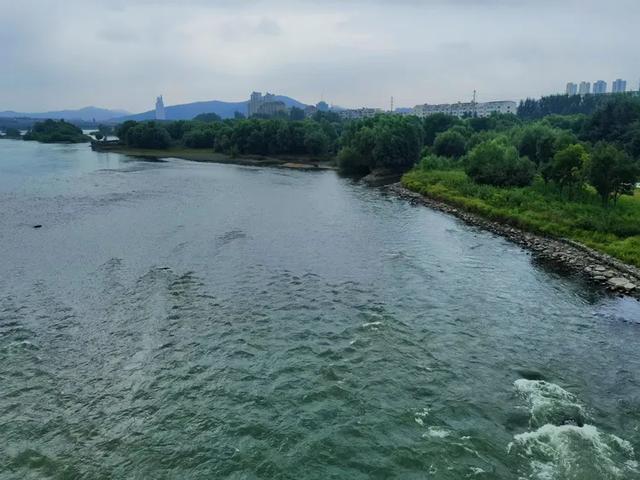 流经吉林市区的松花江