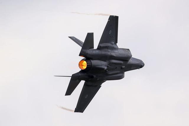 小型无人机挑战传统空战模式：激光制导技术重塑军事成本效益平衡