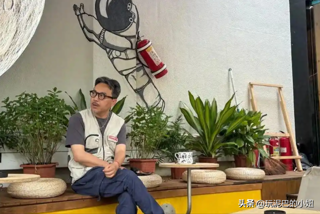 51岁汪涵现状:常年居住在长沙,穿人字拖嚼槟榔,大烟斗不离身