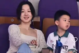 马龙现状：和妻子带儿子们看CBA，一家四口颜值超高，龙嫂美极了图片