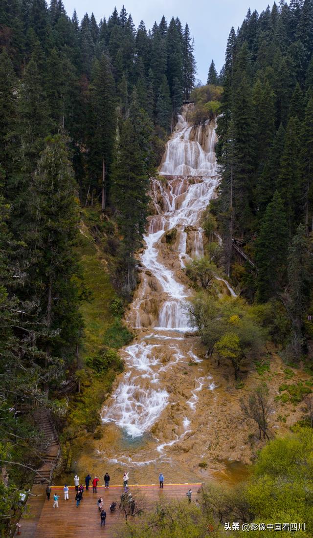 四川牟尼沟：扎嘎瀑布引客来