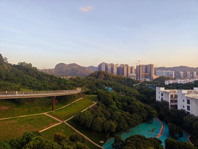 西丽湖国际科教城绿道，看霞飞满天，如梦似幻！长岭陂地铁C口