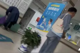 上海医院新规，却遭投诉！突然被“强制刷脸”，市民质疑：明明带了医保卡，为何不能刷？图片