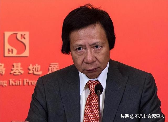香港四大家族没落：李嘉诚父子撤退，郑裕彤儿子负债李兆基家躺平