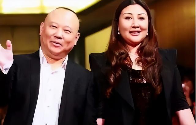 郭德纲一家现身上海，王惠穿绿裙胖到没脖子、10岁郭汾阳眼斜嘴歪