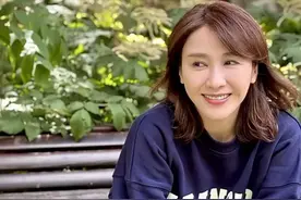 52岁黎姿骑车郊游，穿卫衣牛仔裤身材苗条，坐长椅晒太阳好惬意图片