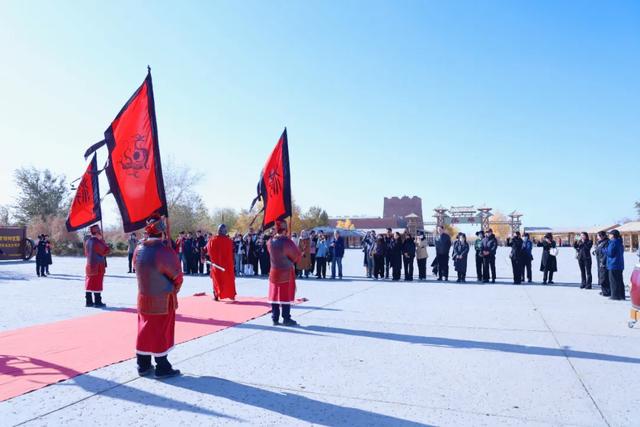 第六届丝绸之路与敦煌历史文化学术研讨会与会嘉宾赴阳关实地考察