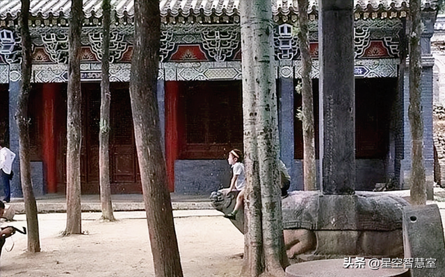 1985年少林寺，已经开始收门票，初显商业气息，美国游客拍下照片