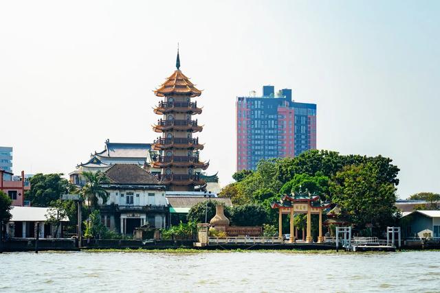 不去日本了!春节赴日游客暴跌50%,中国人把钱送给了这两邻国