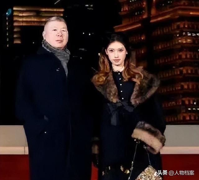 徐帆回应离婚五个月后，冯小刚再惹争议，养女徐朵竟成了导火索