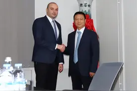 他靠三万元身价过亿，既是新疆商界2号人物，也是503个孩子的爹！图片