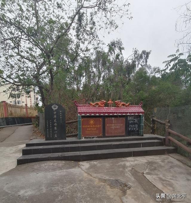 广西南宁市龙母文化发祥地罗波潭，为喝一口信徒水想用而来