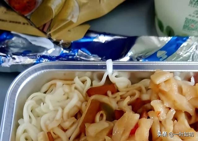 南航上线“刀片座椅”！网友疯狂吐槽：体验太差！南航成廉航了？