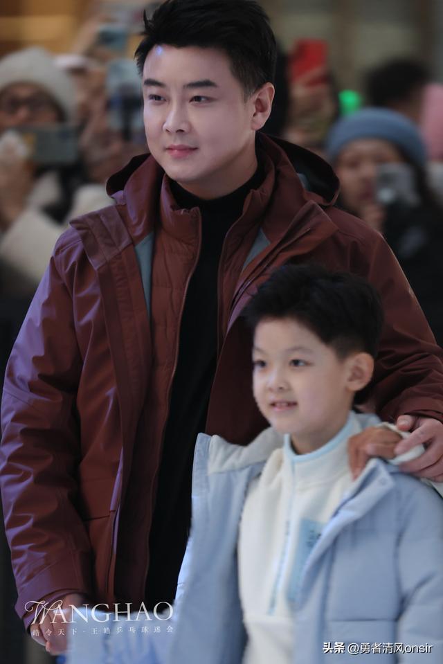 王皓妻子晒北京活动照, 两儿子一个像爸一个像妈, 王皓不上班好年轻