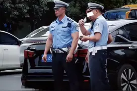 成都“施瓦辛格”交警火了！肌肉撑爆执勤警服荷尔蒙爆棚 网友沦陷图片