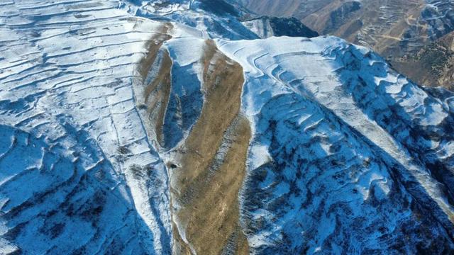 车拉草原：风与山的蓝白私语