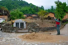 农村俗语:“门前老坟住千年，屋后有水早搬家”为什么这么说呢？图片