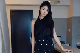 顶级腿模美女，黑色超短包臀裙穿搭，超嫩黑丝美腿，白嫩嫩有肉感图片