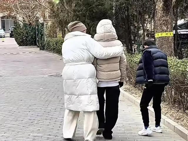 张兰带孙女滑冰	，11岁玥儿全程牵奶奶！背影越来越像大S！