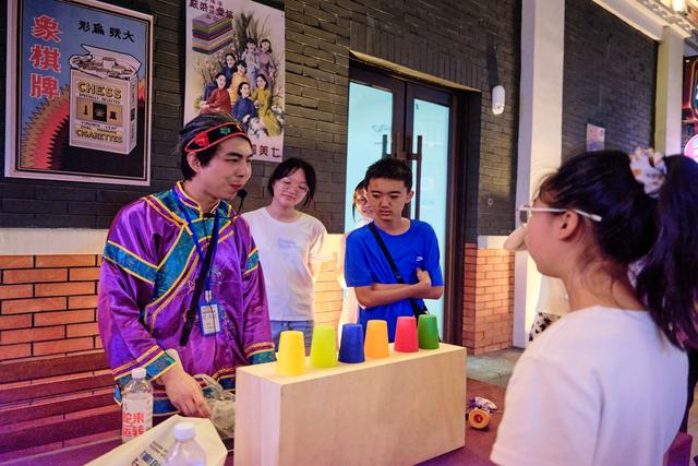 通化龙兴里文旅小镇，建筑充满民国风情，夜色下让人流连忘返