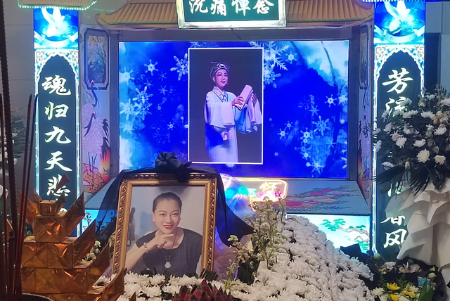 钱再多有啥用？孟再平走上朱媛媛老路，多辆迈巴赫送行，年仅49岁
