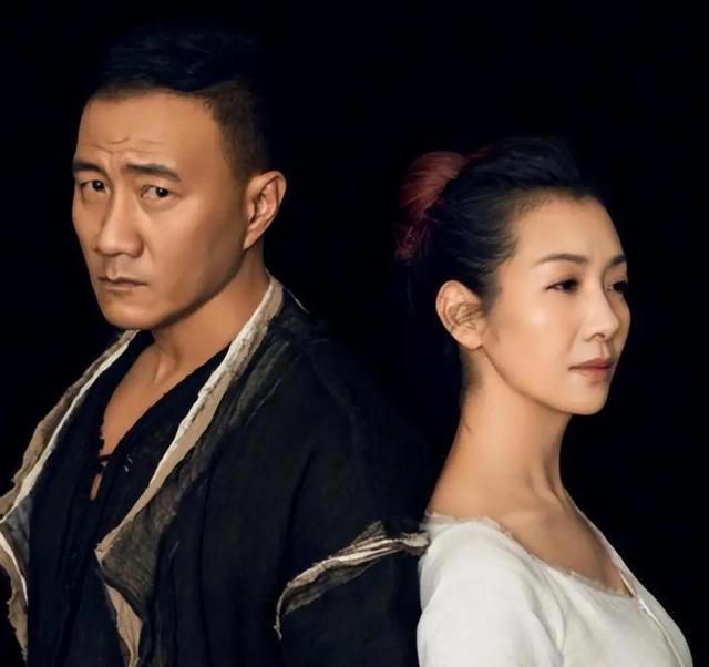 原来他们是夫妻，《归队》他又火了，和老婆因戏生情儿女双全