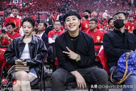 图集：易建联球衣退役仪式 潘玮柏张一山苏炳添观战图片