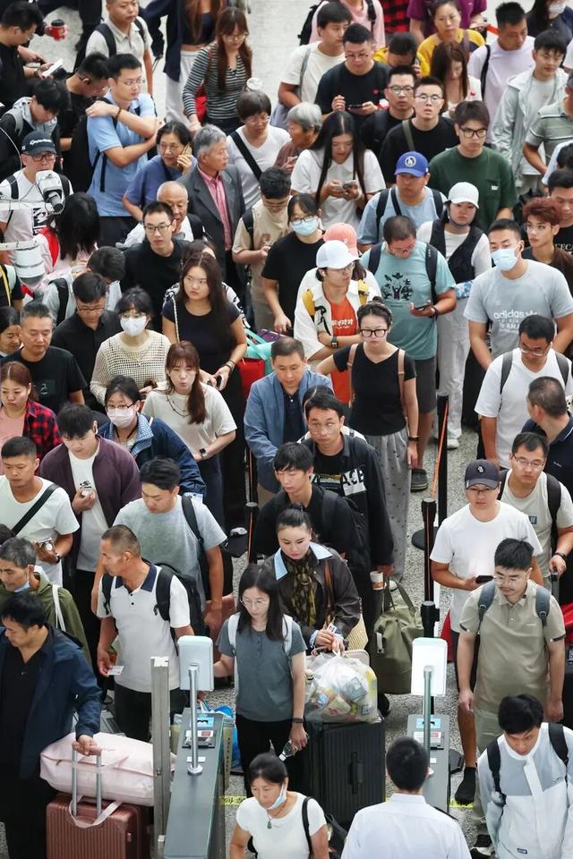 已经人山人海，48.7万人正在离开上海！这一路段预计明天10时起缓行，车流又将暴增，最新研判
