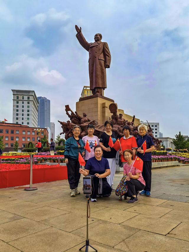 辽宁沈阳：中山广场花海如潮 庆祝祖国76华诞