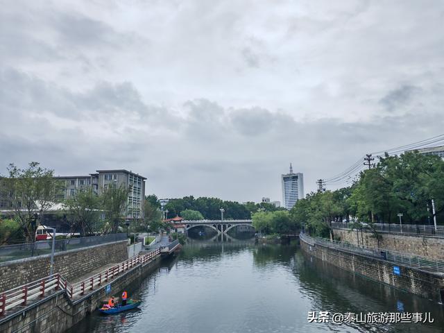 泰山脚下奈河之滨一处游园，小桥流水，是泰安人自己的“山塘街”