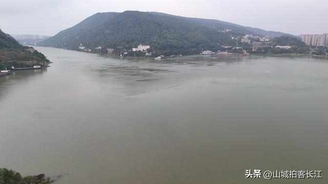 重庆女多男少的小镇，名称和长江有关，境内景点名气很大