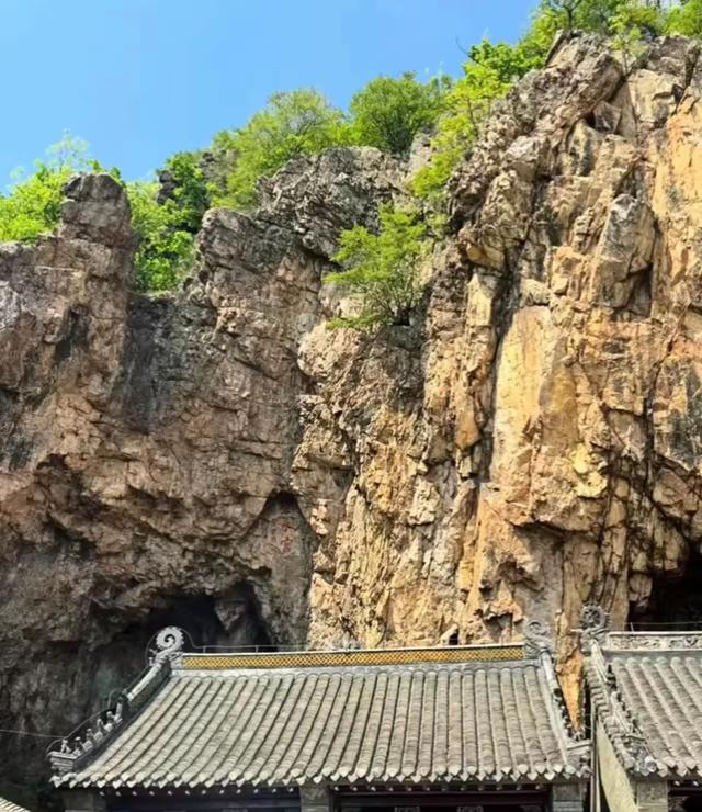 辛柏青带17岁女儿寺庙祈福！女儿长的很像妈妈朱媛媛，李乃文陪着