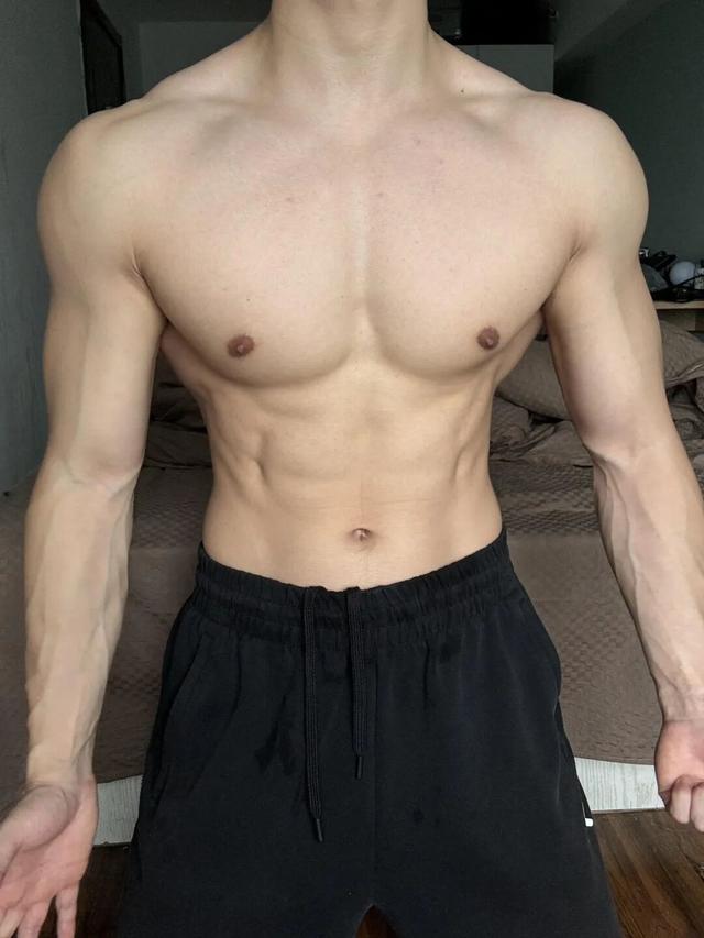 26岁北京自由健身教练，晒泵感肌肉，这身材可以制霸健身房了