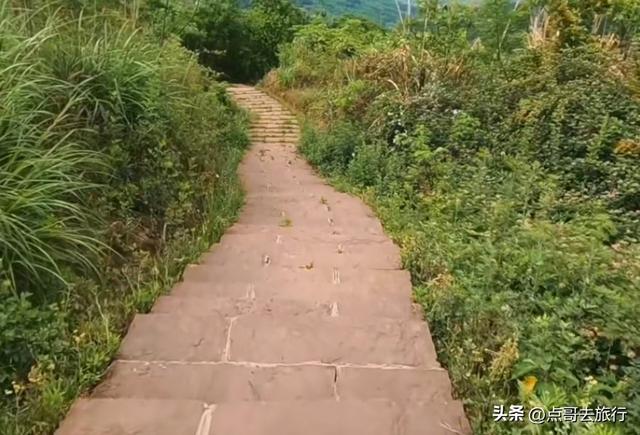 成都近郊，超级冷门徒步，山野藏流传已久的石屋，地铁公交直达！