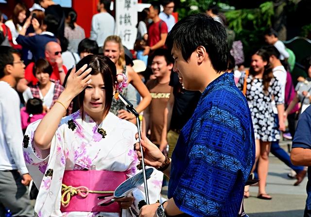 大量日本游客涌入北京，打着旅游幌子不去旅游不吃美食，为啥来？