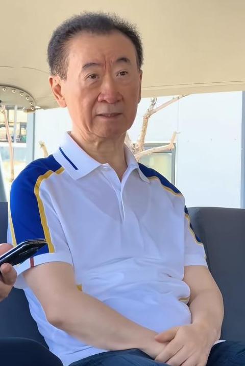 71岁王健林现身新疆，近照瘦成皮包骨，王思聪却换女友纸醉金迷
